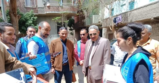 "حياة كريمة" تهدى "أم نور" بقرية منهرى بالمنيا هدايا ومعدات لدعم مشروعها.. صور