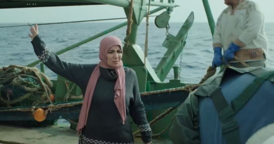 تحت الوصاية الحلقة 7.. منى زكي تظهر قوتها وتنجح فى صيد السمك بنفسها