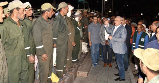 محافظ الأقصر يشارك في حفل إفطار  عمال النظافة.. صور