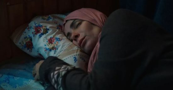 تحت الوصاية الحلقة 7.. خالد كمال يتجسس على منى زكي أثناء نومها
