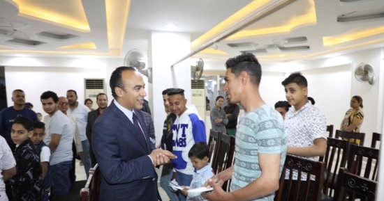 نائب محافظ المنيا يهنئ الأطفال بعيد القيامة خلال زيارته دور الرعاية والمؤسسات