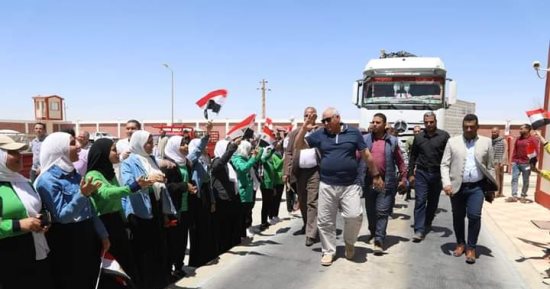 محافظ الوادي الجديد يدشن بدء توريد القمح بصوامع الغلال في الخارجة.. صور 