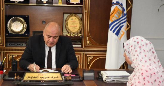 محافظ قنا يستقبل عدد من  المواطنين بمكتبه لبحث شكاواهم