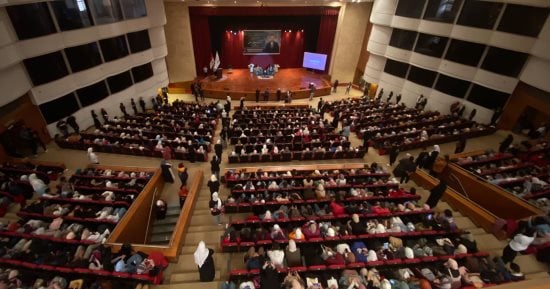 الداعية مصطفى حسنى خلال ندوته بجامعة حلوان: حب الوطن عبادة 