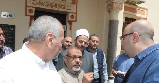 محافظ بنى سويف يلتقى عددا من المواطنين ويستمع لمطالبهم واحتياجاتهم عقب صلاة الجمعة