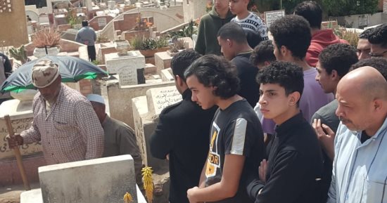 أهالى دمنهور يودعون طفل" الباتيناج" بعد وفاته فى حادث سير