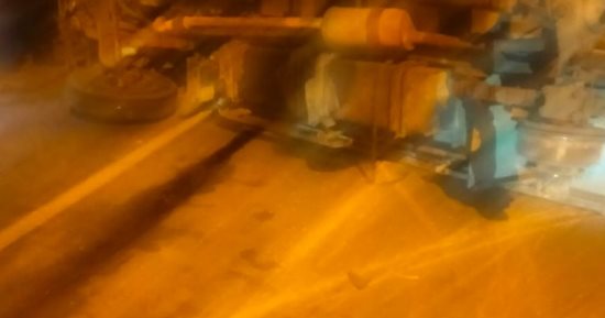إصابة سائق نتيجة انقلاب سيارة ربع نقل على طريق الإسماعيلية- بورسعيد.. صور