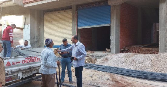 السكرتير العام المساعد لبنى سويف يوقف مخالفة بناء خلال جولة تفقدية بمركز ببا