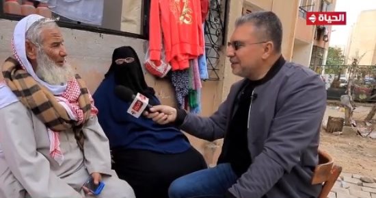 "واحد من الناس" يقدم 7 آلاف جنيه لمسن وزوجته لدعمهما فى مشروع ملابس