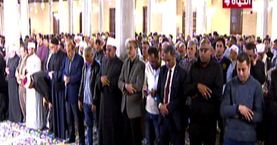 قناة الحياة تنقل صلاة التراويح من مسجد الحسين.. والعجب سالم يؤم المصلين