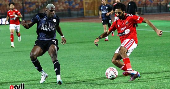 الأهلي يحتفل بتجديد عقود ربيعة والشحات وياسر إبراهيم بصورة مع كأس أفريقيا