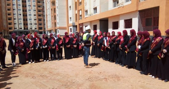 طلاب جامعة المنوفية فى زيارة لمشروع تطوير العواصم بقرية الراهب فى شبين الكوم