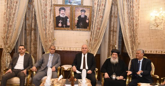 محافظ قنا يزور مطرانية الأقباط الأرثوذوكس لتقديم التهنئة بعيد القيامة المجيد