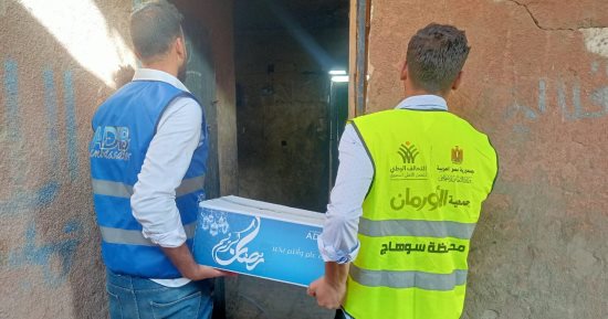 توزيع 588 كرتونة مواد غذائية على الأسر الأولى بالرعاية بالبلينا ودار السلام