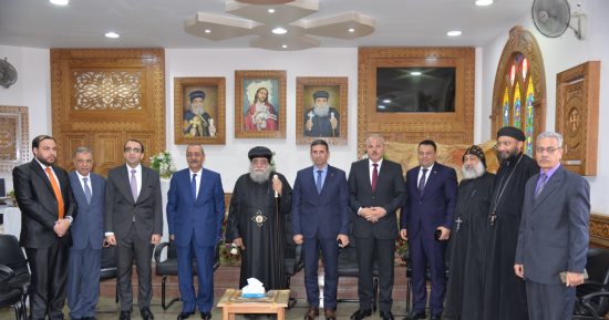 محافظ الإسماعيلية يزور الكنائس للتهنئة بعيد القيامة المجيد.. صور