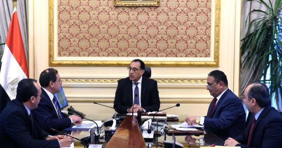 رئيس الوزراء يتابع مع وزير البترول عددا من مشروعات الوزارة وملفات العمل بها