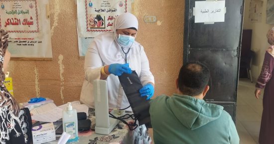 القوافل العلاجية لـ"حياة كريمة" تجرى الكشف على 1800 مواطن بالبحر الأحمر.. العلاج والتحاليل والفحوصات والتحويل للمستشفيات مجانا.. وأطباء بجميع التخصصات يجرون الكشف المبكر على الأمراض المزمنة.. صور 