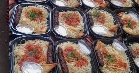 كرم السوايفة .. أطفال يشاركون أسرهم فى إعداد وجبات الإفطار ببنى سويف .. محمد سلامة وأسرته وصديقه يجهزون الوجبات فى مطبخ الخير لتوزيعها على الأسر الأولى بالرعاية والمترددين على المستشفيات.. صور