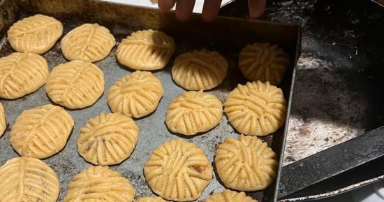 "يا كعك العيد".. صناعة الكعك ومخبوزات العيد عادة لأهالى الإسكندرية.. أجواء عيد الفطر مبهجة بتجمع العائلة.. والمواطنون: "بنعمله بإمكانيات مناسبة لميزانية الأسرة والنتيجة أفضل من الجاهز" ..صور