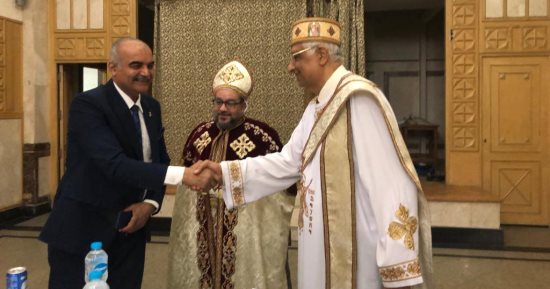رئيس حى الدقى يزور كنيسة السيدة العذراء لتقديم التهنئة بعيد القيامة المجيد