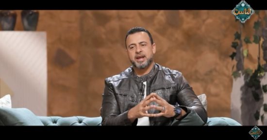 مصطفى حسنى: الاستماع لفضفضة الزوجة بدون تنظير من صفات الذكورة