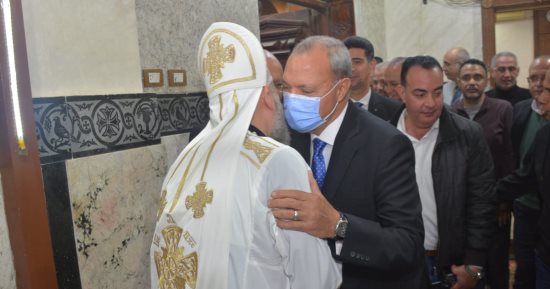 محافظ القليوبية يترأس وفدا لمشاركة الإخوة الأقباط احتفالاتهم بعيد القيامة.. صور