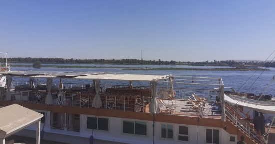 جولة الحنطور تجذب المجموعات السياحية بالمناطق الأثرية فى أسوان.. صور