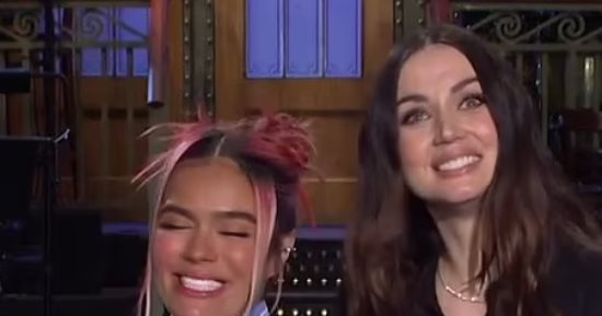 إطلالة غير رسمية لـ آنا دى أرماس خلال كواليس حلقتها ببرنامج SNL