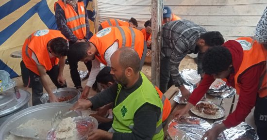 مبادرات توفير وجبات الإفطار بالمجان تسعد الآلاف بشمال سيناء.. 3 موائد إفطار بالعريش.. مطابخ الخير توفر وجبات مجانية.. متطوعون يوزعون 1000 وجبة بقرى بئر العبد.. ونقاط إفطار مجانى للمسافرين على طريق رفح القنطرة