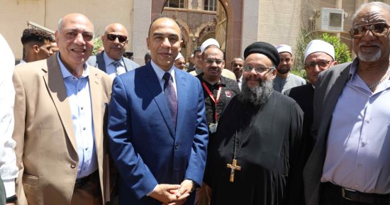نائب محافظ المنيا يزور عددا من كنائس المحافظة لتقديم التهنئة بعيد القيامة