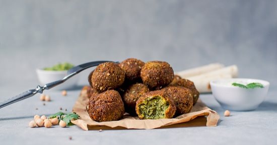 طريقة عمل الطعمية المحشية بالبيض المسلوق.. فطار مغذي وشهي