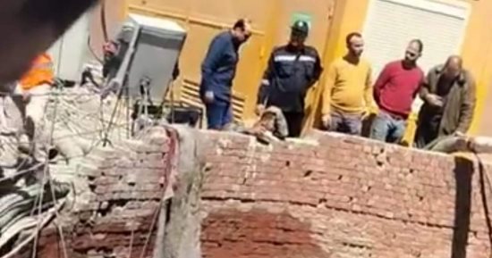 جهود مكثفة لاستخراج 3 عمال انهارت عليهم بيارة فى حلوان.. صور 