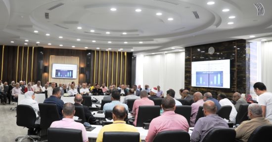 محافظ أسوان يناقش الاستعداد للعيد أثناء ترأسه اجتماع المجلس التنفيذى.. صور