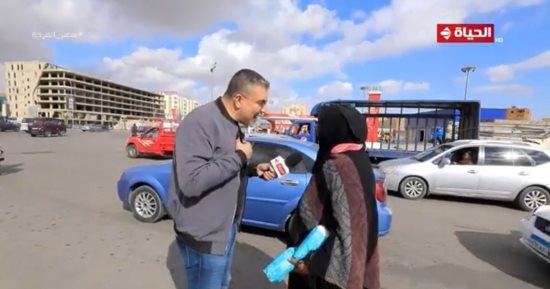 أرملة مكافحة تبيع المناديل ترفض ظهور وجهها.. و"واحد من الناس" يهديها مبلغا