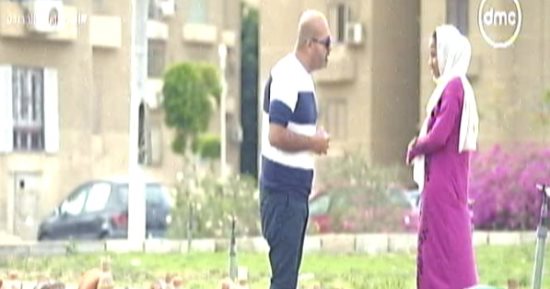 "حياة كريمة" يقدم ميدالية ومبلغا ماليا لطفلة بائعة فخار لدعمها سيدة عجوز