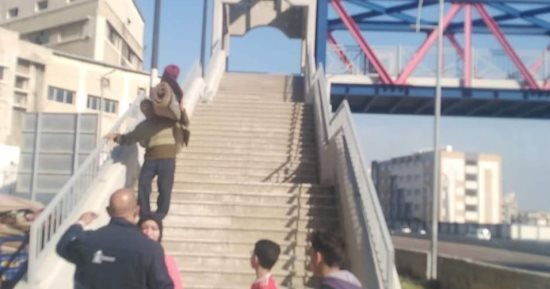 غلق مغسلة لتعدي صاحبها على كوبرى المحمودية بالإسكندرية
