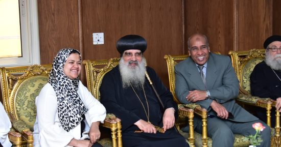 وفد من "حياة كريمة" بالأقصر يزور الكنائس للتهنئة بعيد القيامة.. صور