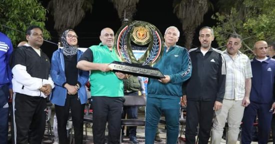 محافظ الوادي الجديد يشهد ختام الدورة الرمضانية ويسلم الدرع للفريق الفائز 