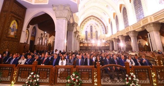 وزير التنمية المحلية يزور كاتدرائية العباسية ويهنئ البابا تواضروس بالعيد
