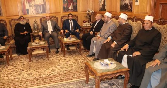 محافظ بنى سويف يزور ديرى الأنبا بولا والأنبا أنطونيوس للتهنئة بالعيد.. صور