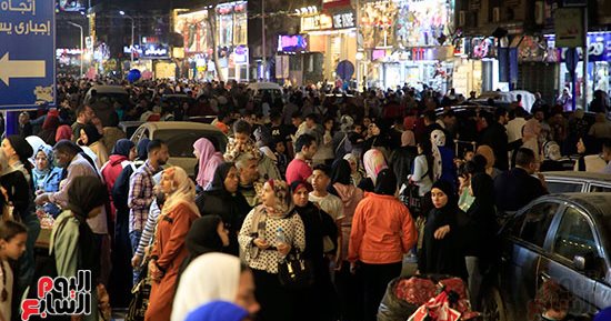 أجواء الفرحة استعدادا للعيد.. زحام بشارع العريش بالجيزة لشراء الملابس