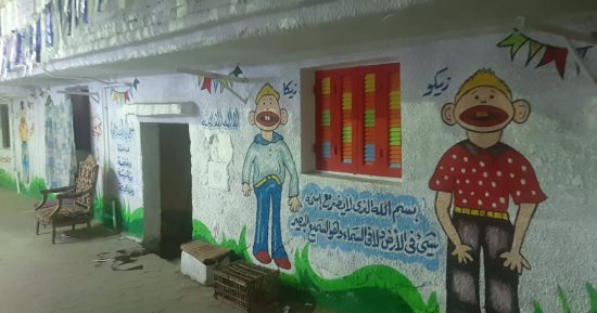 رمضان فى مصر حاجة تانية.. فنان تشكيلى يزين الشارع بلوحات بديعة
