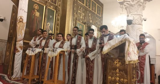 الأنبا يواقيم يترأس صلوات قداس عيد القيامة المجيد بكنيسة العذراء مريم بإسنا
