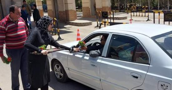 رأس البر تستقبل زوارها بالورود فى عيد شم النسيم