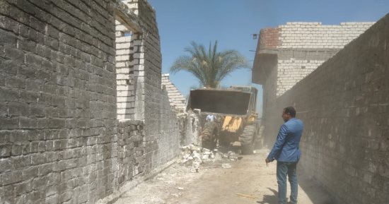 إزالة 14 حالة تعد بالبناء المخالف فى مركزى المنيا والعدوة
