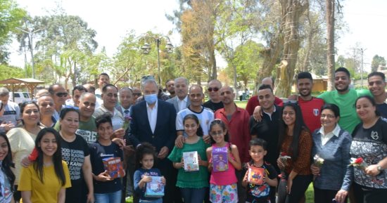محافظ القليوبية يتفقد حدائق القناطر ويلتقي بالأسر والأطفال ويقدم لهم الهدايا