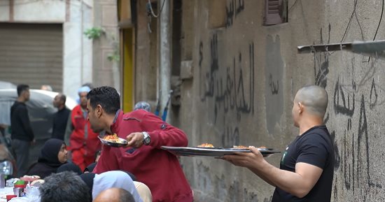 مائدة حارة الأمير يوسف فى حب الله.. الأهالى حافظوا على عادتهم للسنة الـ14.. والطعم السورى أحدث أفكارهم.. الشيف الحلبى: هدفى أخلى الصائم يحس إنه فى أطيب مطعم سورى.. ومحمد ابن الحارة: حلمى أضايف 2000 فرد.. صور