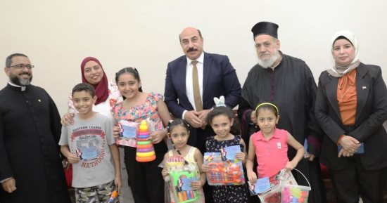 محافظ أسوان يهنئ الأقباط بعيد القيامة المجيد ويوزع الهدايا على الأطفال