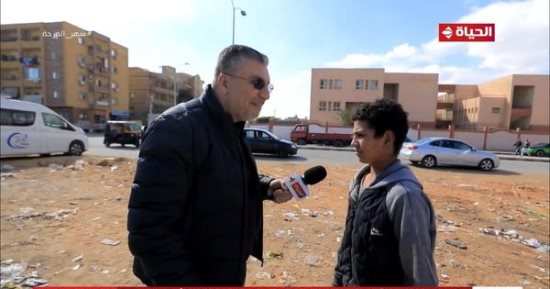 يساعد والده فى الصباح ويذاكر دروسه بالليل.. واحد من الناس يهدى طفلا مبلغا ماليا