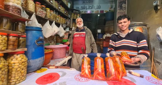 أقدم طرشجى.. معاه رخصة من فترة الملك والمخلل فى براميل خشب من أيام الإنجليز